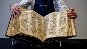 Cea mai veche Biblie ebraică din lume, aproape completă, va fi scoasă la licitaţie