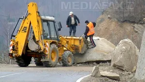 Trafic blocat pe DN 10, în Buzău, după ce pe şosea au căzut stânci
