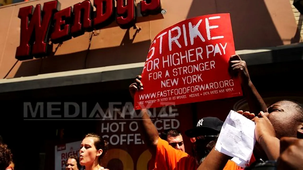 GREVĂ la fast-food-uri din New York: Sute de angajaţi cer salarii mai mari