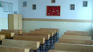 Trei elevi au fost răniţi după ce tavanul clasei a căzut peste ei