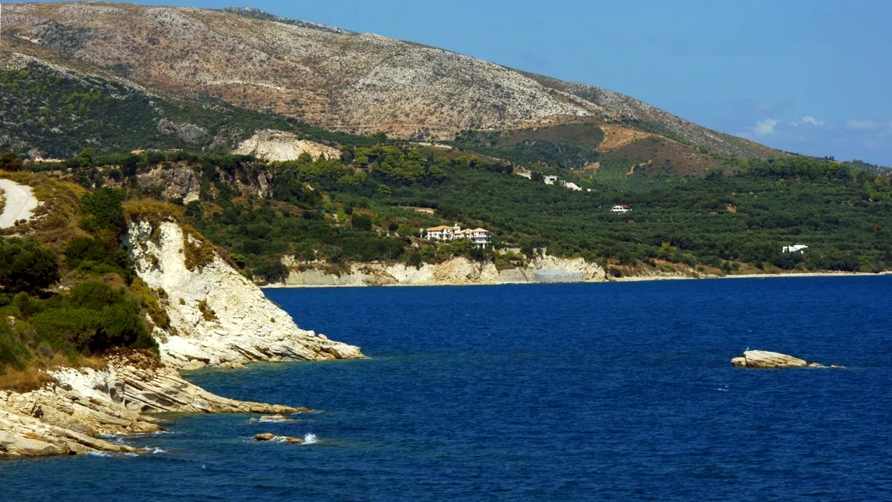Ambasada Greciei: Paza de Coastă elenă a tras focuri de avertisment spre o ambarcaţiune suspectă