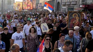 Protest anti-Pride la Belgrad. Manifestanţii au mărşăluit cu icoane în mâini
