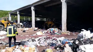 Incendiu puternic la un depozit de deşeuri reciclabile din Hunedoara/ Specialiştii analizează nivelul de poluare din aer | VIDEO