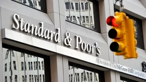 Explicaţia Guvernului după ce Standard & Poor's a revizuit perspectiva României la negativă. Avertismentul transmis de agenţia de rating