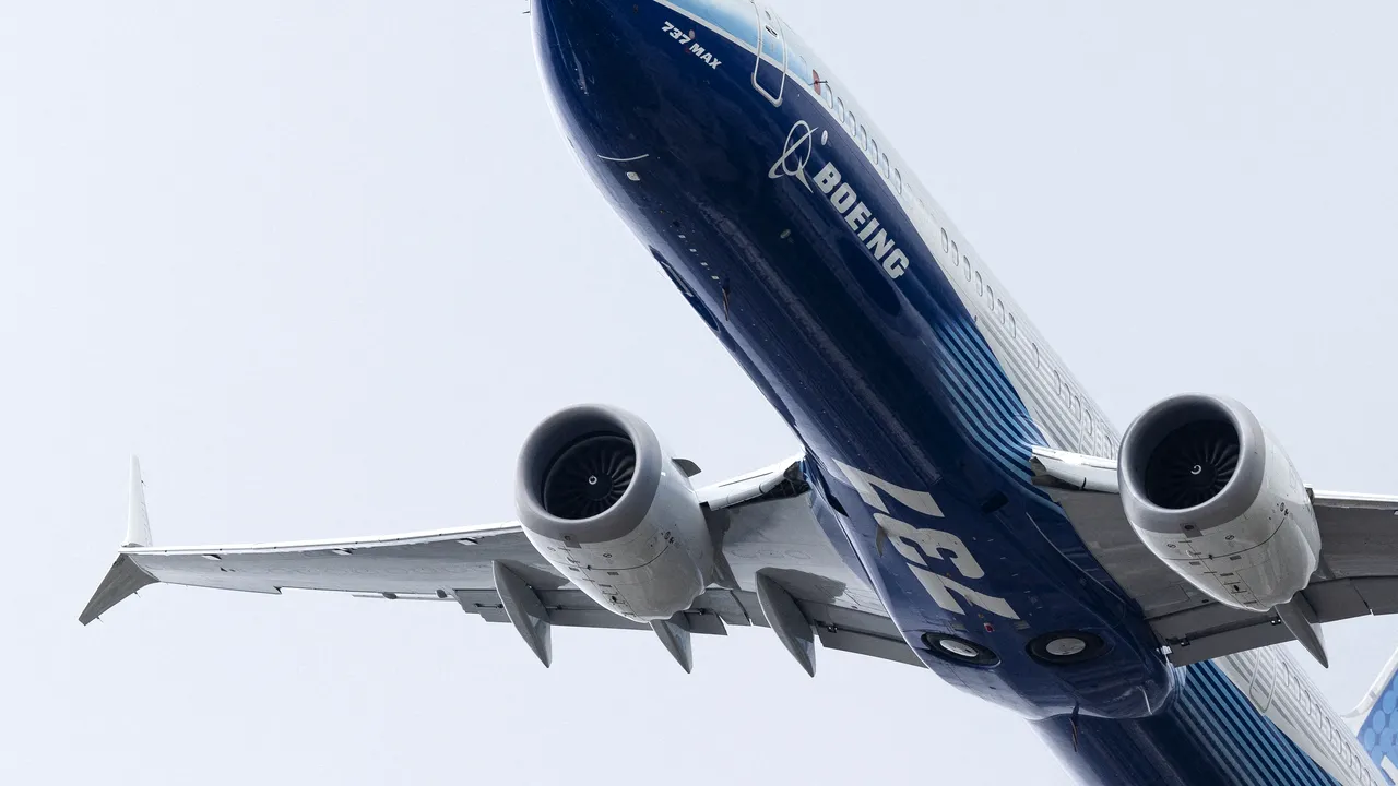 Manevră periculoasă a unui avion: a întrerupt aterizarea şi a ajuns la doar 400 de metri de ocean