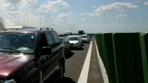 INCIDENT pe Autostrada Soarelui: Trafic restricţionat, după ce un autotren a luat foc