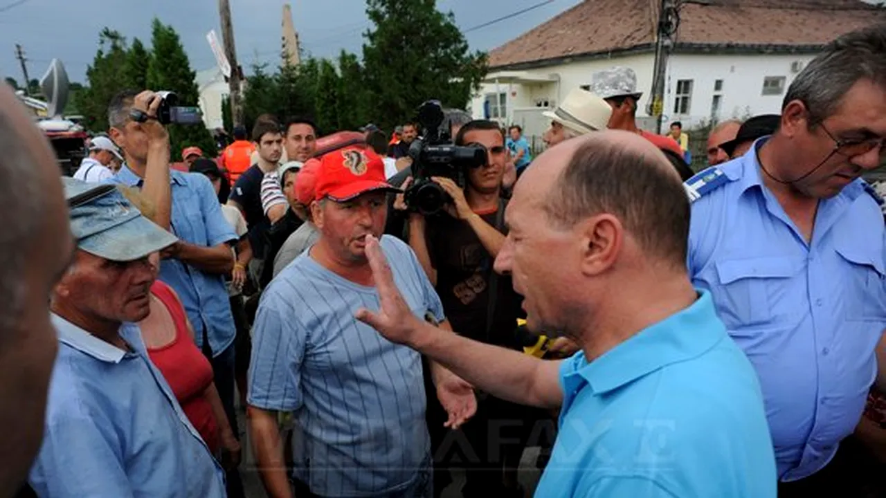 Băsescu către sinistraţi: Ţara asta se împrumută cu 9 miliarde de euro... cu ce să vă facem digul? - FOTO