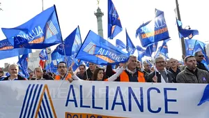 Mii de poliţişti au manifestat la Paris, denunţând condiţiile dificile de lucru