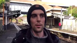 Povestea românului din Marea Britanie care a ajuns să trăiască în trenuri şi gări, după ce şi-a rupt un picior şi a rămas fără loc de muncă: Am fost abandonat