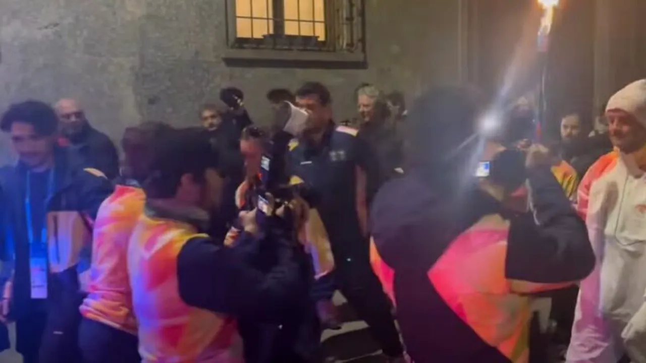 Moment legendar: Cristi Chivu poartă torța olimpică pentru Jocurile Olimpice de Iarnă Milano Cortina