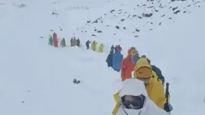 Furtună de zăpadă pe Everest: Operațiune amplă de salvare a sute de alpiniști blocați în taberele turistice