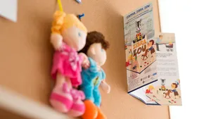 Angajata unei creşe, înregistrată în timp ce agresează o fetiţă:  „Stai pe oliţă că îţi întorc capul la spate”