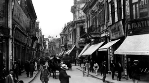 Pe Lipscani, cândva inima comercială a Bucureştiului, e lipită o imensă bulină roşie pe care nimeni n-o vede