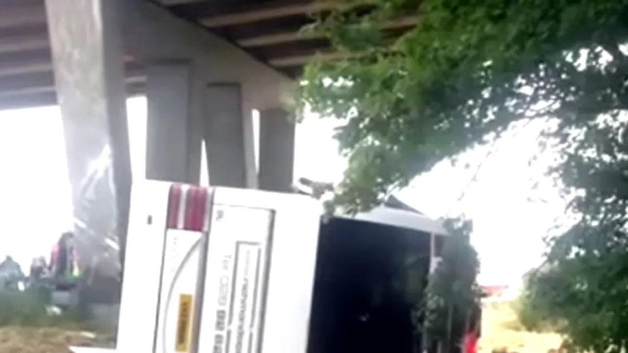 Un mort în Belgia, după ce un autocar cu elevi din Aglia s-a răsturnat pe o autostradă - VIDEO