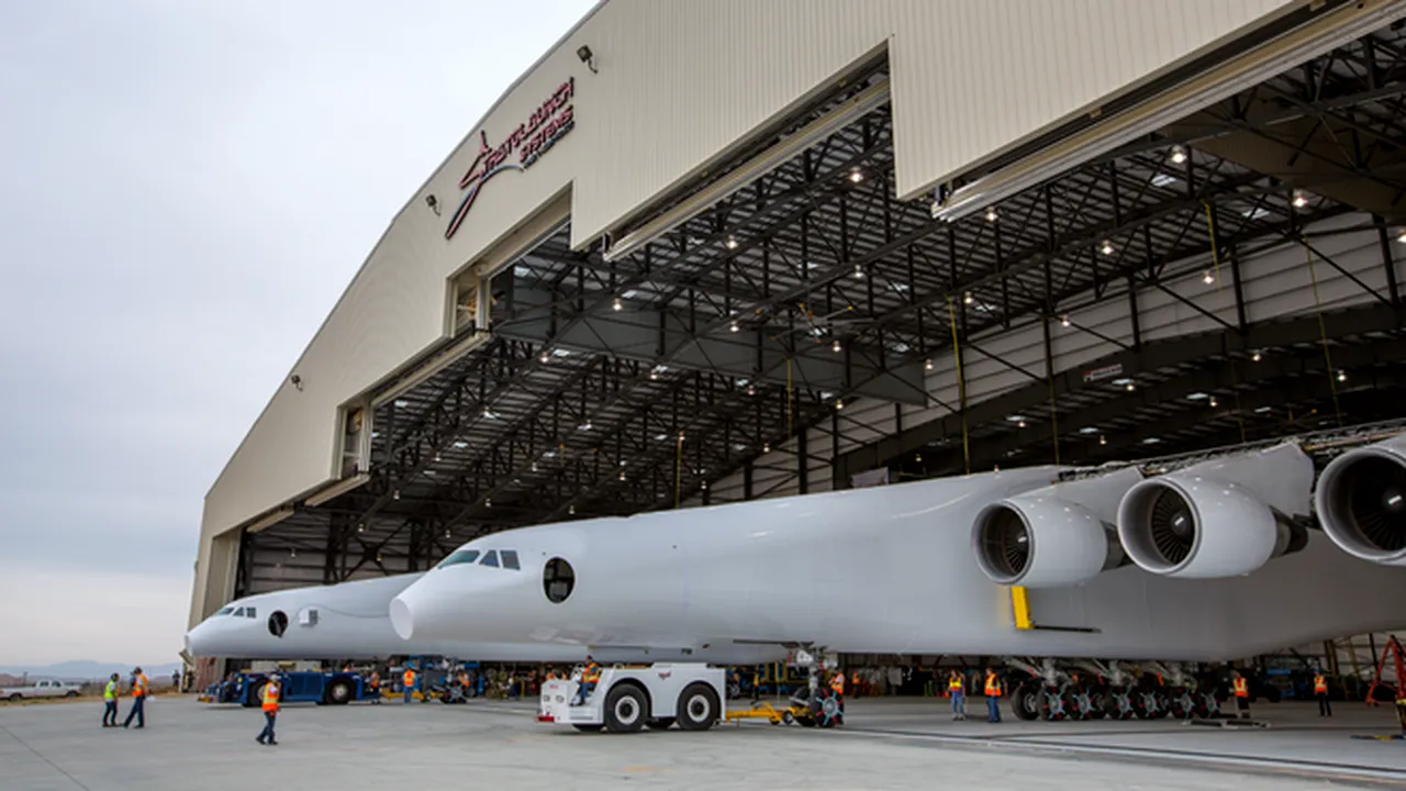Stratolaunch, cel mai mare avion din lume, a trecut de primul zbor/ Este proiectat să transporte trei rachete sub aripile enorme şi să lanseze sateliţi | VIDEO