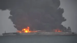 Incendiu la bordul unui petrolier în apropiere de Hong Kong: Cel puţin o persoană a murit, iar alte două sunt date dispărute