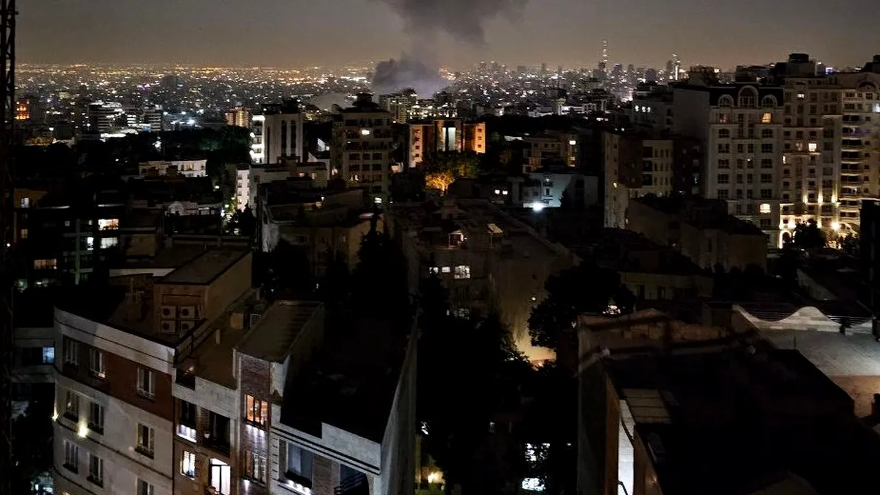 Poliția israeliană îndeamnă oamenii să se adăpostească de zonele lovite de rachetele iraniene
