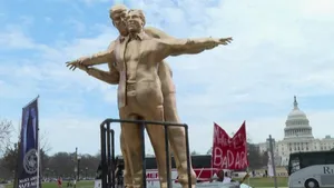 „King of the World”: O statuie cu Donald Trump și Jeffrey Epstein în postura din „Titanic” a apărut la Washington