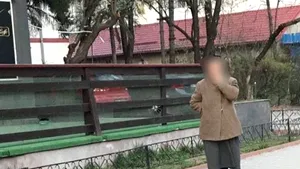 Bătrână din Botoşani, prinsă cu raţa la plimbare. Reacţia Poliţiei Române