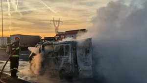 Incendiu lângă o benzinărie de pe A1. O dubă a luat foc