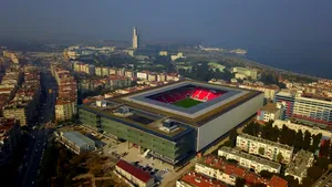 Locurile „VIP” găsite de doi suporteri la meciul Goztepe - Beşiktaş. De unde au privit jocul