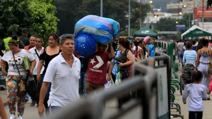 Cum a ajuns o ţară care era de 12 ori mai bogată decât China sa fie distrusă complet. Oamenii muncesc o lună întreagă pentru 10 dolari şi bonus salarial plătit în ouă