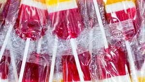 Doi copii din Braşov de 7 şi 11 ani au spart geamul şcolii şi au furat dulciuri 