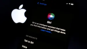 Apple transformă Siri într-un chatbot AI. O schimbare majoră în strategia de inteligență artificială
