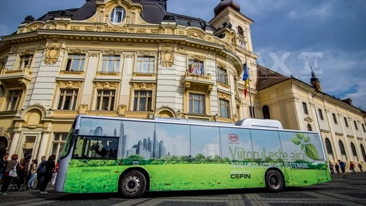 Sibiu: Primul autobuz electric în probe, prezentat de primarul Klaus Iohannis - FOTO