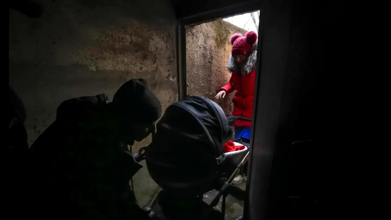 Oraşul de sub pământ. Cu rachetele ruseşti la 40 de secunde de zbor, Harkov se mută puţin câte puţin sub pâmânt. / Şcoală subterană pentru 1.000 de copii 