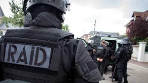 UPDATE Luarea de ostatici de la o închisoare din vestul Franţei s-a încheiat. Două persoane, un deţinut şi un supraveghetor, au fost ameninţate cu un cuţit de un alt deţinut