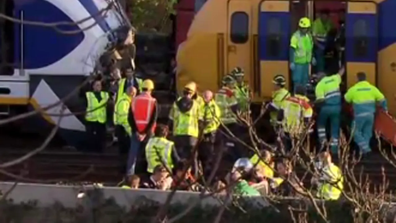 Accidentul feroviar de la Amsterdam: Aproximativ 125 de oameni au fost răniţi - IMAGINI de la locul accidentului