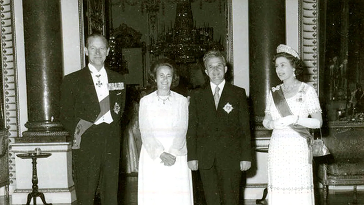 Regina Elisabeta a II-a s-a ascuns de Ceauşescu după tufişurile din grădina palatului. Regina a fost deranjată de decizia Guvernului de a-l invita pe dictatorul român într-o vizită de stat în 1978