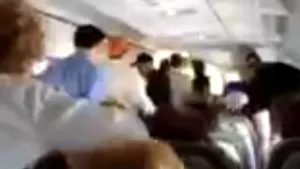 PANICĂ la mii de metri înălţime: Pilotul unui avion a ALERGAT PE CORIDOR şi le-a spus pasagerilor că se vor PRĂBUŞI - VIDEO