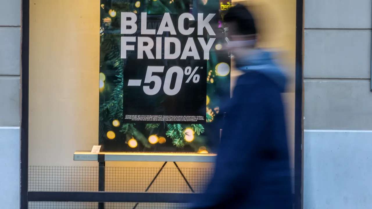 Unul din doi români face cumpărături de Black Friday şi unul din trei cheltuie cel puţin 1000 de lei