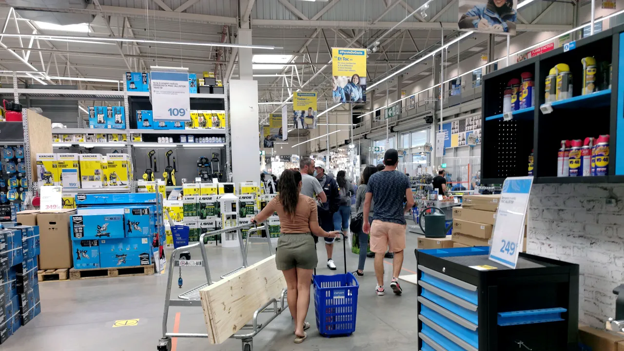 Cum se pregătesc retailerii de bricolaj pentru facturile mari la energie