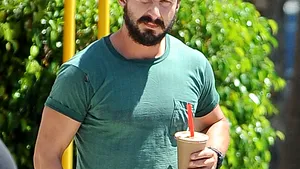 A fost bătut cu sălbăticie doar pentru că seamănă cu actorul Shia LaBeouf - FOTO, VIDEO