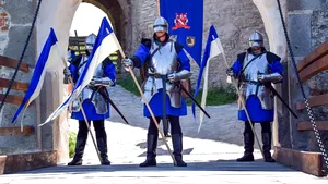 FOTO | Turiştii care vizitează Cetatea Devei se pot fotografia alături de Garda Cetăţii