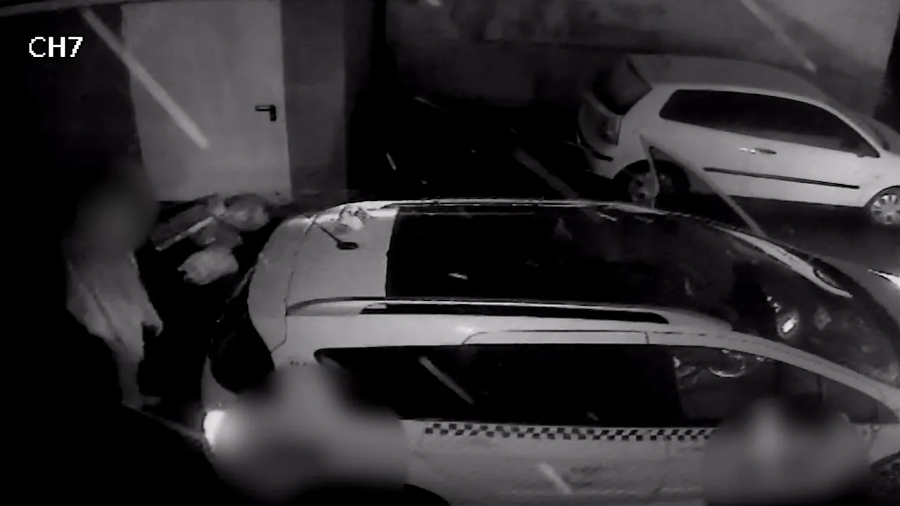 Un şofer de taxi din Galaţi a fost surprins de o cameră în timp ce arunca patru pungi. Ce au găsit poliţiştii în ele | VIDEO