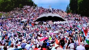 Trei pelerini au pornit din Cluj, pe jos, la Şumuleu Ciuc pentru a asista la slujba oficiată de Papă