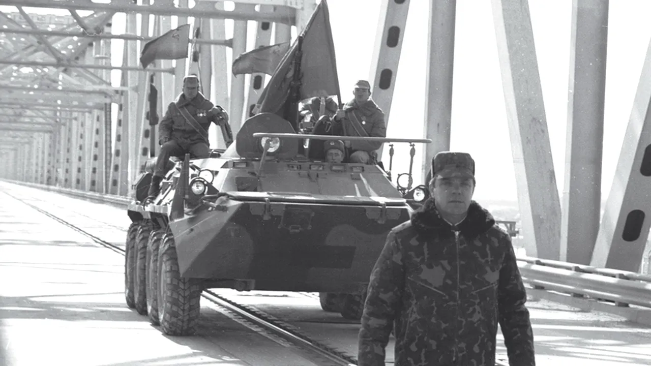 Pe 15 februarie 1989, după un deceniu de război sângeros, ultimul soldat sovietic părăsea Afganistanul. La peste trei decenii distanţă, Moscova ar putea începe un război la fel de sângeros şi dăunător