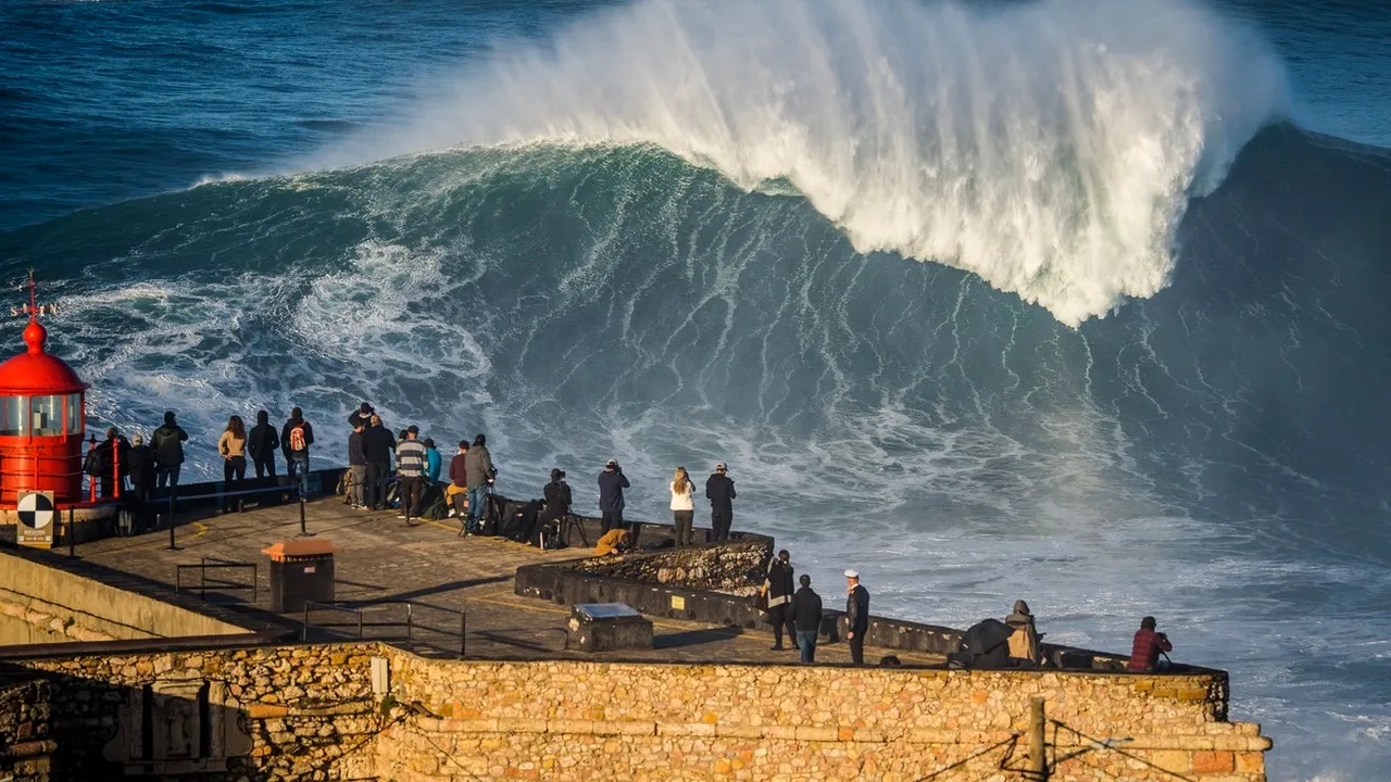 Valuri spectaculoase pe coasta Portugaliei, la Nazare