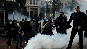 Confruntări între protestatari şi forţele de ordine în centrul oraşului Atena