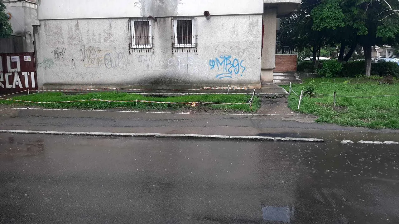 Caz ciudat în Constanţa: Foc din pământ, în urma unor explozii subterane în apropierea unui bloc 