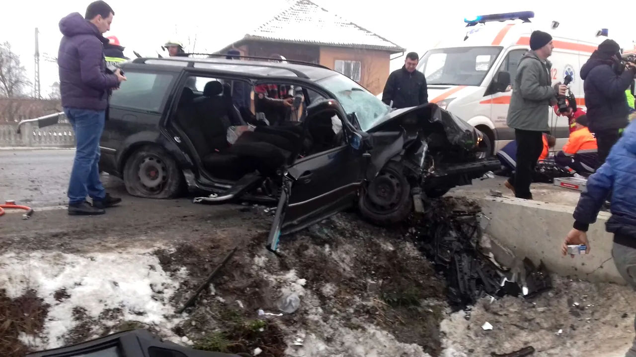 Un tânăr a murit, iar alte patru persoane au fost grav rănite, după ce maşina în care se aflau a intrat într-un cap de pod, pe E 79, în judeţul Gorj | FOTO