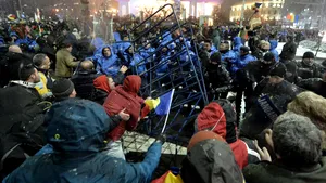 Verificări la Jandarmeria Capitalei, după ce un jandarm a lovit mai mulţi protestatari: Presiunea poate genera astfel de comportamente | VIDEO