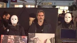 VIDEO: Joaquin Phoenix a protestat legat de un pod din Londra, cu doar câteva ore înainte să participe la gala premiilor BAFTA 