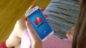 Huawei lansează telefonul care NU va avea acces la YouTube, Gmail şi Google 
