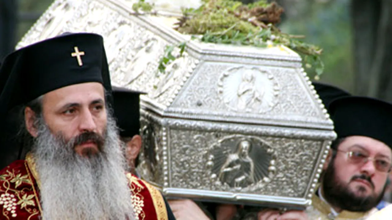 Iaşi: Peste 50 de preoţi, în frunte cu IPS Teofan, oficiază Liturghia de Sfânta Parascheva (Video)
