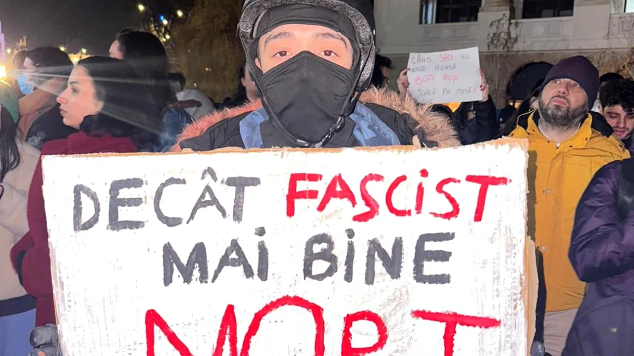 Proteste în România faţă de ascensiunea lui Georgescu. În Piaţa Universităţii se strigă „libertate”